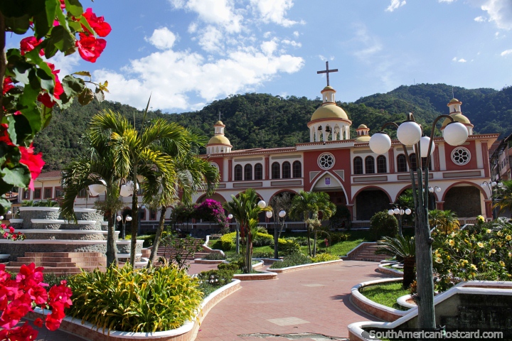 Catedral e Parque central na Zamora, muito bela de fato. (720x480px). Equador, América do Sul.