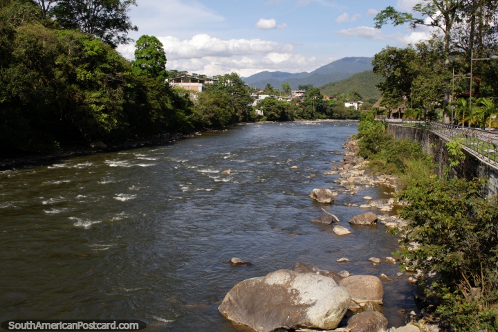 O Rio de Zamora desce do parque nacional Podocarpus e encabea a Loja. (720x480px). Equador, Amrica do Sul.