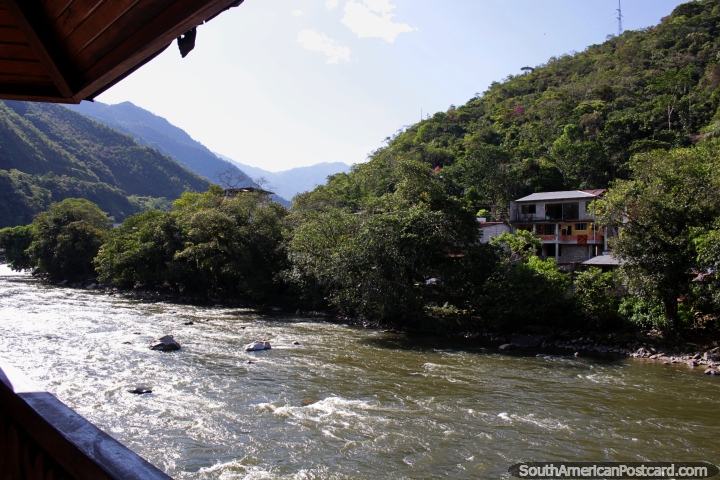 Historicamente conhecido como Rio de Pai, o Rio de Zamora  uma bela vista e maravilha. (720x480px). Equador, Amrica do Sul.
