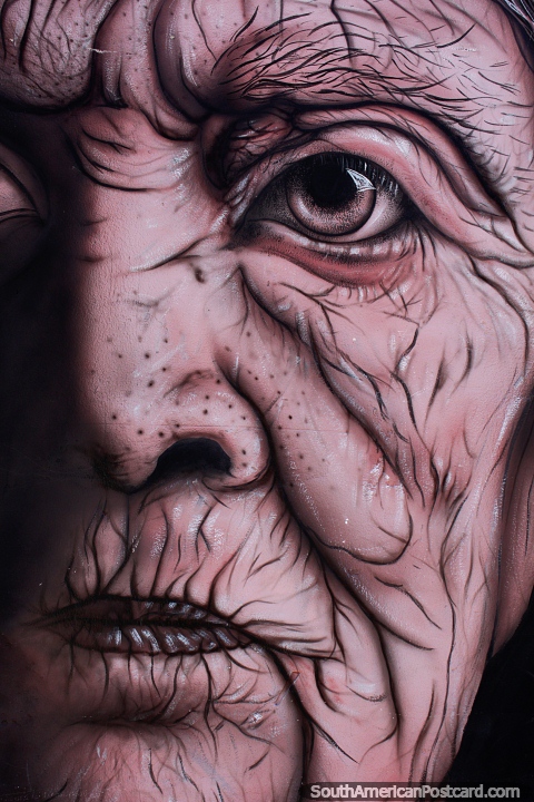 Primer plano y vista detallada de la cara de un anciano, impresionante arte callejero en Zamora. (480x720px). Ecuador, Sudamerica.