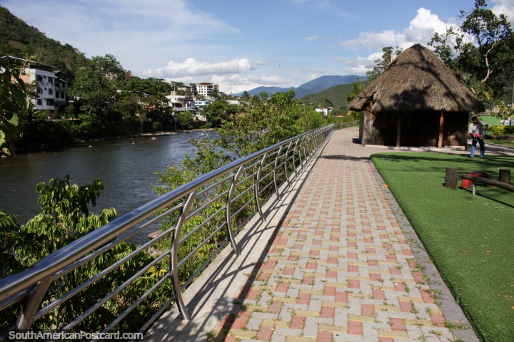 Parque y malecn para caminar junto al ro en Zamora, hermoso. (720x480px). Ecuador, Sudamerica.