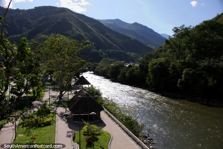 Alcance o parque e rio na Zamora e suba a torre de vigia de grandes vises. (720x480px). Equador, Amrica do Sul.