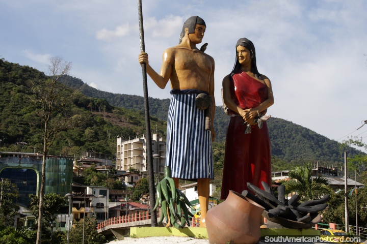 Monumento Shuar en Zamora, nueva versin arreglada, el hombre tiene una nueva falda a rayas y lleva diferentes prendas en la cabeza. (720x480px). Ecuador, Sudamerica.