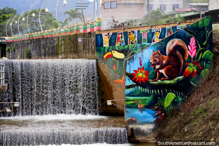 Belo mural que apresenta um esquilo por Diego Paqui no novo malecon em Yantzaza. (720x480px). Equador, América do Sul.