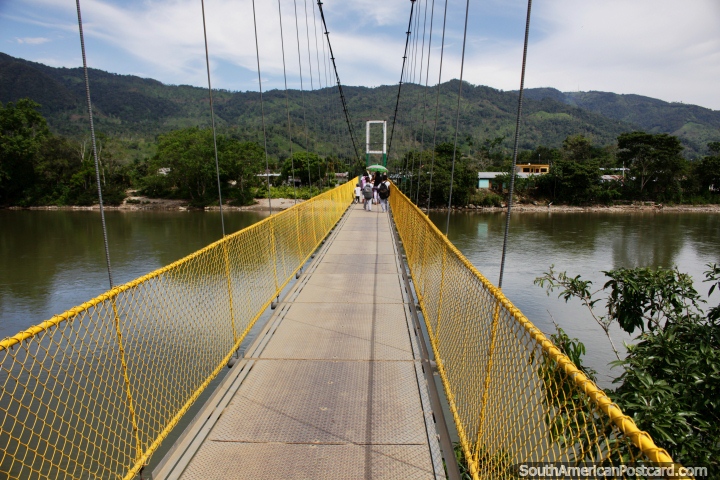 De Yantzaza, atravesse a ponte sobre o rio Zamora até a Praia Rica. (720x480px). Equador, América do Sul.