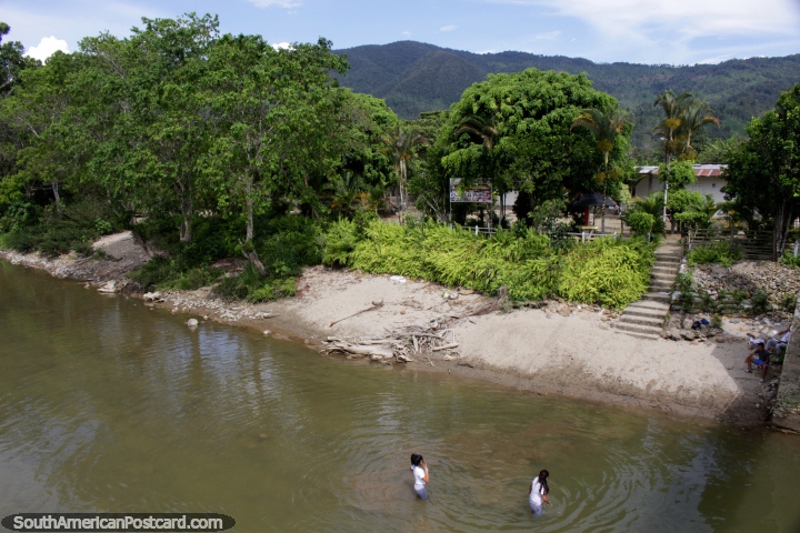 Praia Rica, com uma paisagem verdejante do outro lado do rio em Yantzaza. (720x480px). Equador, América do Sul.