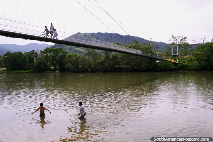 As crianças brincam no rio Zamora, em Yantzaza, na Praia Rica, do outro lado da ponte da cidade. (720x480px). Equador, América do Sul.
