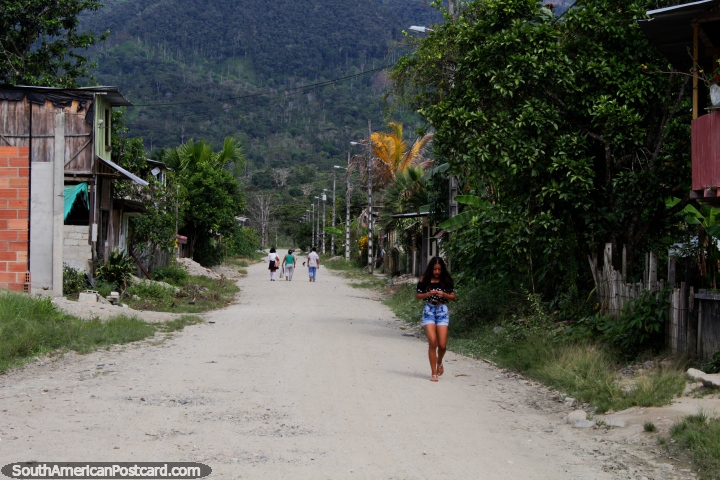 Calle y comunidad al otro lado del río desde Yantzaza, el Oriente. (720x480px). Ecuador, Sudamerica.
