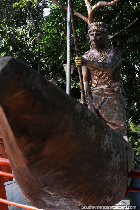 Martin Ayuy, un líder indígena, escultura de bronce en el Parque Mirador en Yantzaza. (480x720px). Ecuador, Sudamerica.