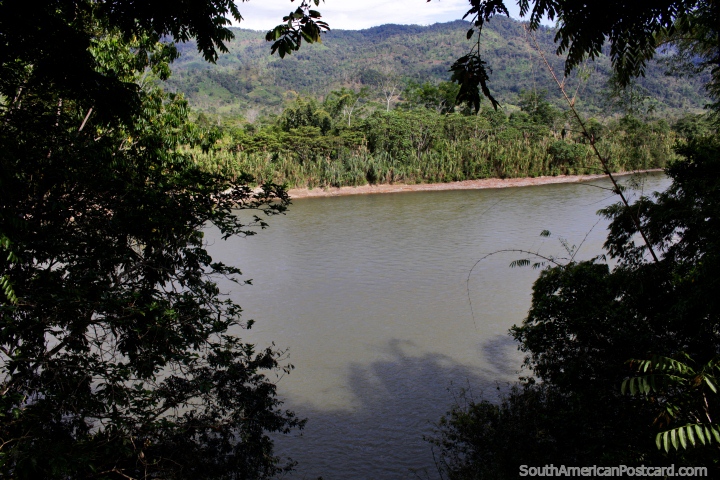 Parque de miradouro em Yantzaza, enorme visão abaixo ao Rio de Zamora e fora as colinas. (720x480px). Equador, América do Sul.