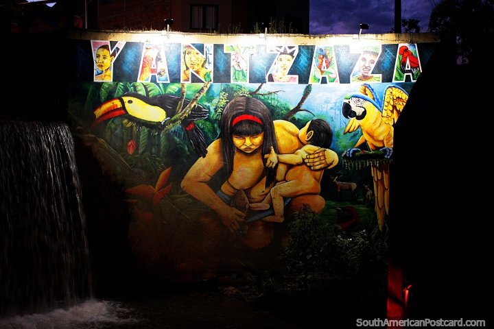 Hermoso mural con cascada al lado del malecón en Yantzaza por la noche. (720x480px). Ecuador, Sudamerica.