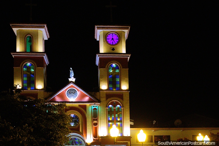 As igrejas parecem melhores a noite com as luzes em, Yantzaza em Oriente. (720x480px). Equador, América do Sul.