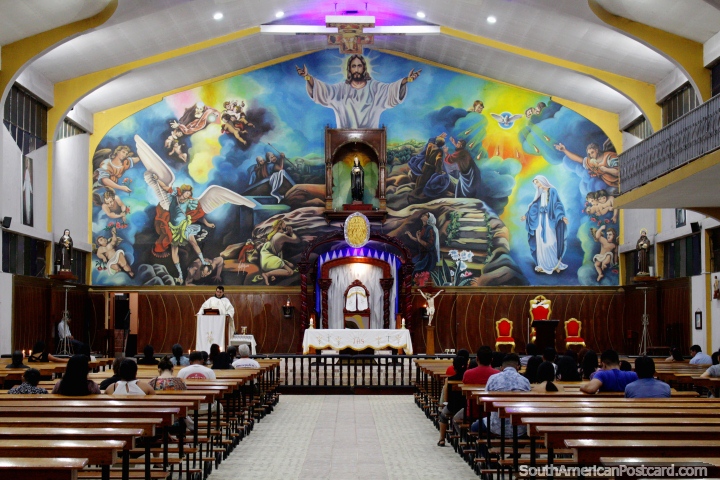 Fantástico mural religioso dentro de la iglesia en Yantzaza, servicio en progreso. (720x480px). Ecuador, Sudamerica.