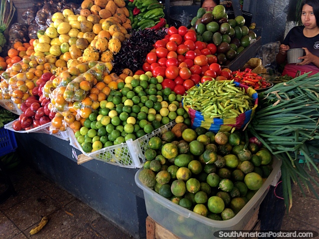Limões, tomates, feijões, abacates e outro fruto e veg no mercado de domingo Gualaquiza. (640x480px). Equador, América do Sul.