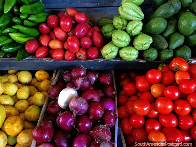 Tomate de árvore, cebola vermelha, maracuya, pimentões verdes, abacate, no domingo mercado em Gualaquiza. (640x480px). Equador, América do Sul.
