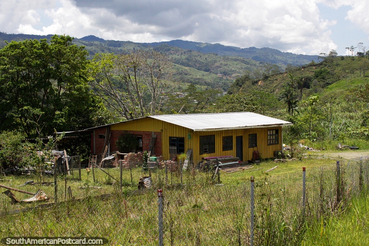 Païs que vive no Equador, casa de madeira em volta de San Juan Bosco, ao sul de Limon. (720x480px). Equador, América do Sul.