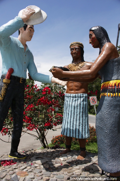 Encontrando-se e oferecimentos do indïgena aos colonizadores, monumento em Limon. (480x720px). Equador, América do Sul.