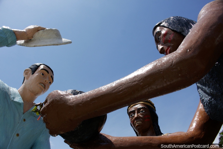 Sombreros, saludos y ofrendas de los indígenas, monumento de 3 figuras en Limón. (720x480px). Ecuador, Sudamerica.