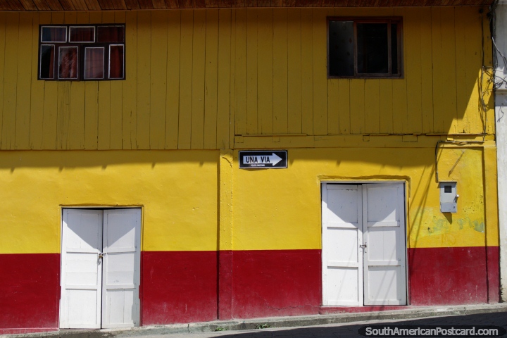 Fachada amarilla brillante de un edificio de madera en Limón, pueblo al sur de Macas. (720x480px). Ecuador, Sudamerica.