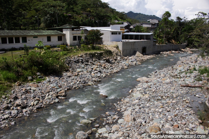 Rio em Limon Indanza com muitas rochas, uma parte bonita do païs. (720x480px). Equador, América do Sul.