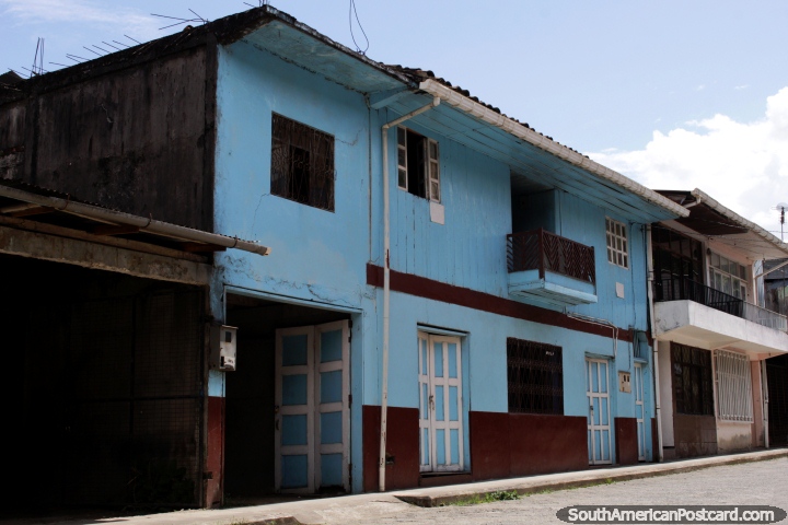 Limón Indanza tiene muchos edificios antiguos de madera alrededor del pueblo. (720x480px). Ecuador, Sudamerica.