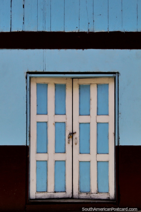 Portas, não a banda, verdadeiro um, azul e branco, Limon Indanza uma cidade de portas de madeira. (480x720px). Equador, América do Sul.