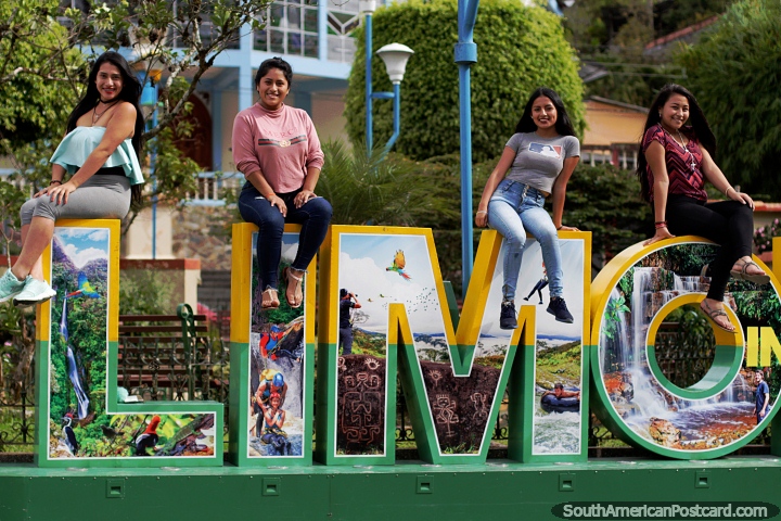 Boa manhã de Limon Indanza, 4 meninas locais iluminam o parque central. (720x480px). Equador, América do Sul.