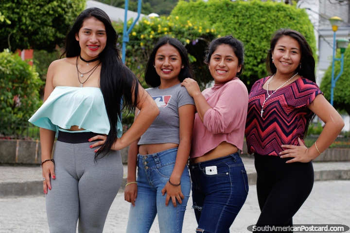 Chicas de Limn, un grupo amistoso a quien le encanta tomarse una foto. (720x480px). Ecuador, Sudamerica.