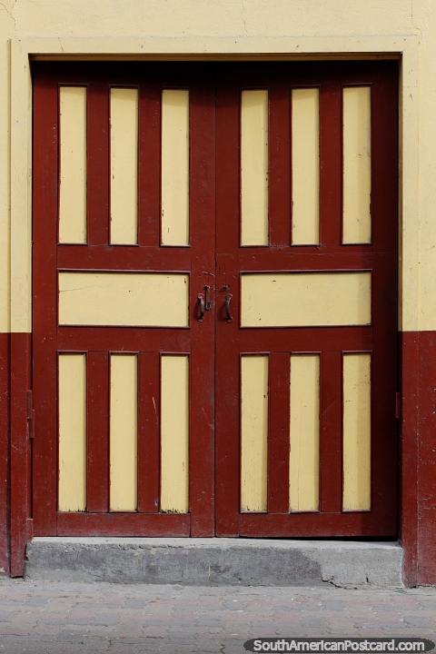 Las puertas y los patrones de madera hacen un buen arte, Limón, un pueblo de arquitectura de madera antigua. (480x720px). Ecuador, Sudamerica.
