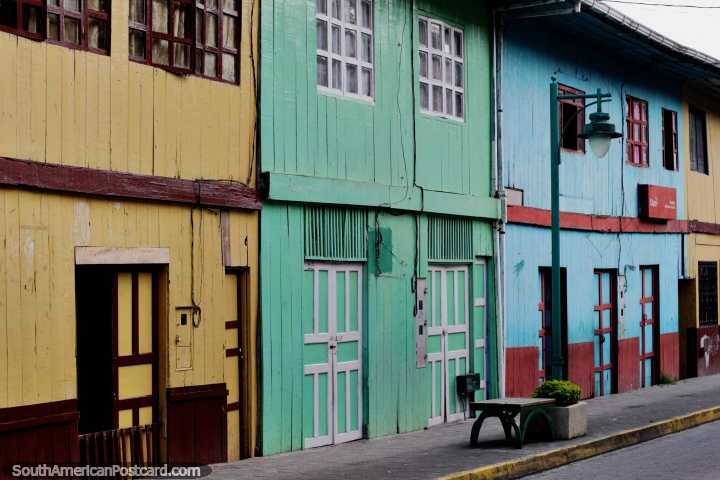 Rua de velha arquitetura de madeira em Limon e uma iluminao de rua antiga. (720x480px). Equador, Amrica do Sul.