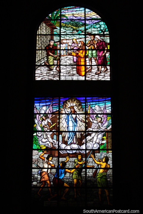 Bela grande janela de vidro manchada na igreja em Macas. (480x720px). Equador, América do Sul.