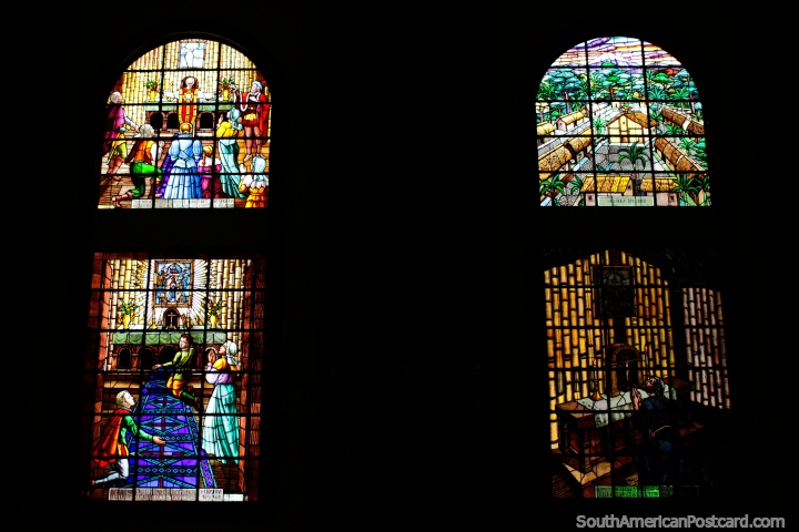 Aldeia dourada e janelas de vidro manchadas religiosas na igreja em Macas. (720x480px). Equador, América do Sul.