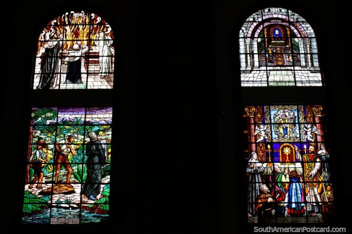 Belas janelas de vidro manchadas com temas religiosos na igreja em Macas. (720x480px). Equador, América do Sul.