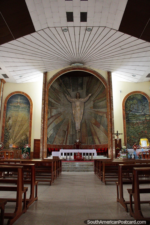 Interior de la iglesia en Macas con gran imagen de Jesús. (480x720px). Ecuador, Sudamerica.