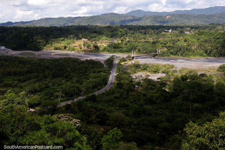 O Rio Upano e o mato verde e grosso fantástico em volta de Macas, examine do miradouro. (720x480px). Equador, América do Sul.