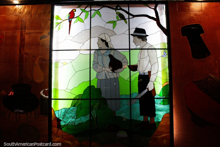 Hombre y mujer en la naturaleza, pájaros en un árbol, ilustraciones culturales con luces en la noche en Macas. (720x480px). Ecuador, Sudamerica.