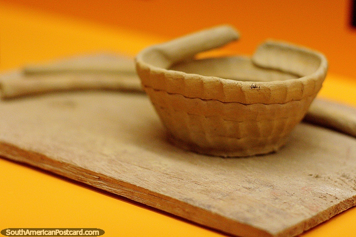 Cermica de Kichwa no museu em Puyo - Museu Ethno-arqueolgico. (720x480px). Equador, Amrica do Sul.