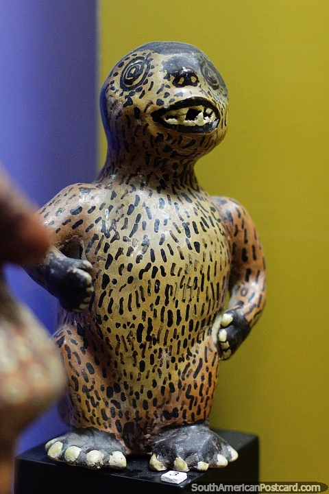 Homem de macaco, trabalho cermico, museu Arqueolgico, Puyo. (480x720px). Equador, Amrica do Sul.