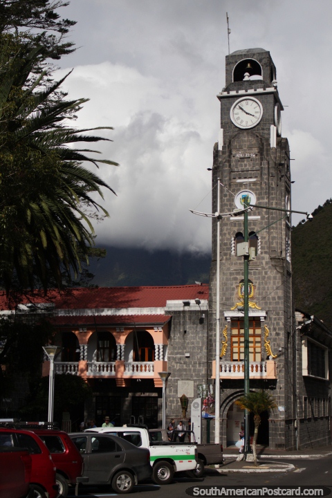 Hermosa torre del reloj al lado del Parque Palomino Flores en Banos. (480x720px). Ecuador, Sudamerica.