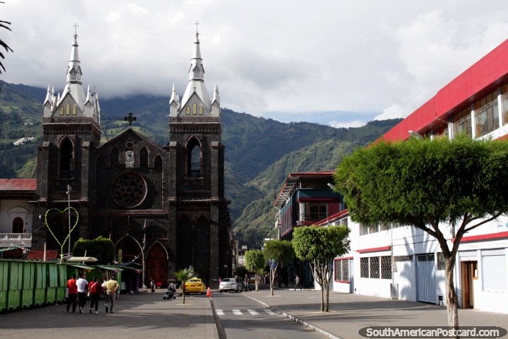 Igreja em Banos - Santuario Nuestra Senora do Rosario de Agua Santa. (720x480px). Equador, América do Sul.