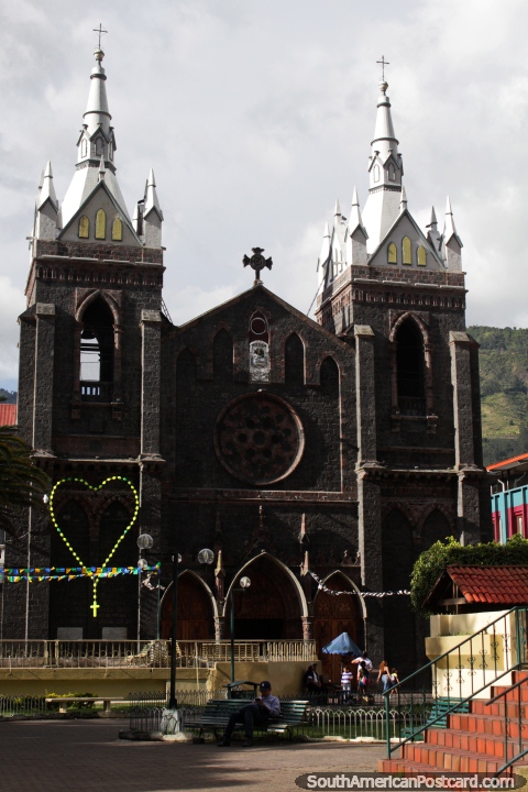 Iglesia de estilo gótico construida con piedra volcánica negra y roja, terminada en 1929, Banos. (480x720px). Ecuador, Sudamerica.