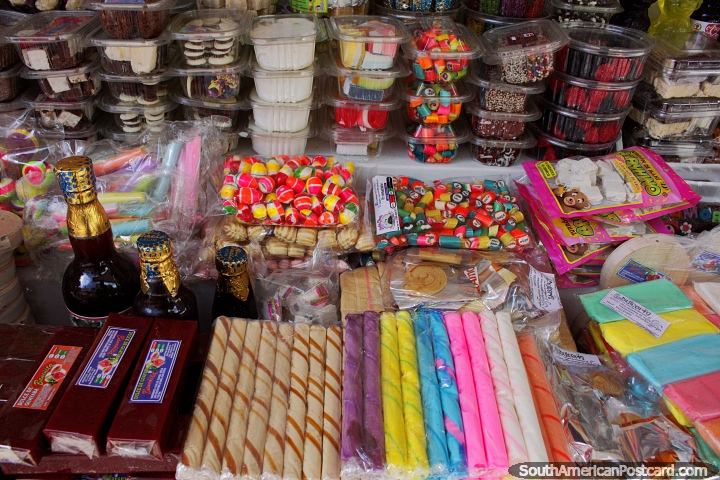 Hay una gran cantidad de azúcar para comer en Banos en forma de todo tipo de dulces, elige tu opción. (720x480px). Ecuador, Sudamerica.