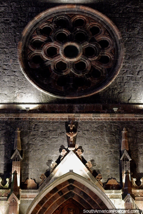 Símbolo redondo grande con círculos internos más pequeños, frente a la iglesia en Banos. (480x720px). Ecuador, Sudamerica.