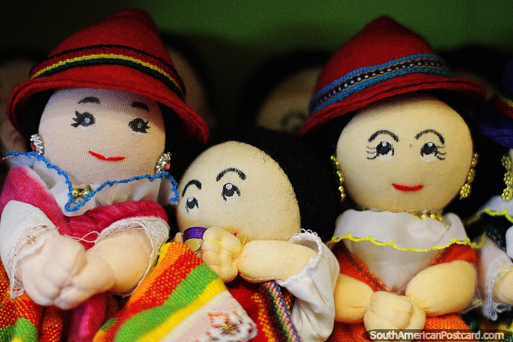 3 muecas suaves, mujeres con sombreros tradicionales, souvenirs y artesanas en Banos. (720x480px). Ecuador, Sudamerica.