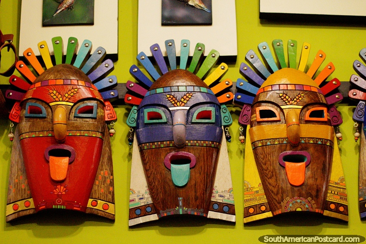 3 mscaras de madera con pelo de punta, lengetas y aretes, artesanas de pared en Banos. (720x480px). Ecuador, Sudamerica.