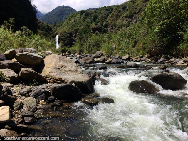 Cascada de Ulba y el río en Banos en la ruta de las cascadas. (640x480px). Ecuador, Sudamerica.