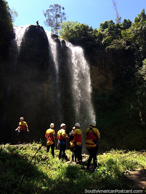 Aventura que faz rapel em Banos em Cachoeira Silencio, capital de aventura. (480x640px). Equador, América do Sul.