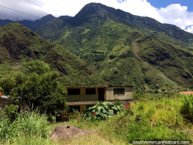 Montanhas verdes surpreendentemente belas, colinas e zona rural em Banos, pacïfico. (640x480px). Equador, América do Sul.