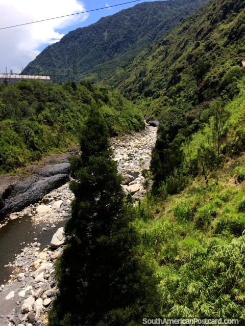 Rio cheio de pedras, belo vale e colinas verdes, a via de cachoeiras em Banos. (480x640px). Equador, América do Sul.