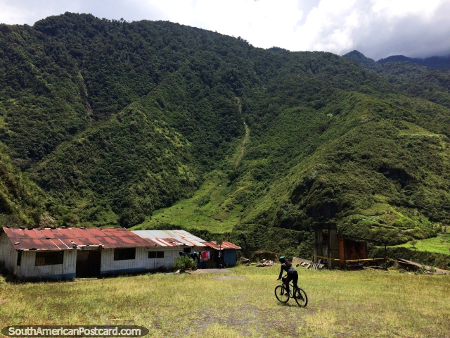 Alugue uma bicicleta em Banos de um grande dia da equitação na zona rural as cachoeiras. (640x480px). Equador, América do Sul.